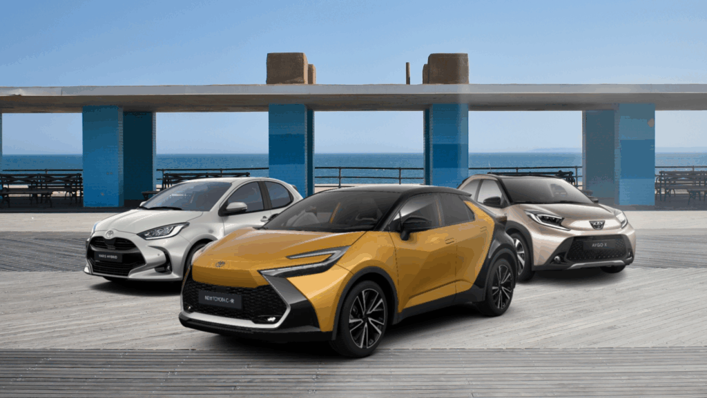 Toyota KM0: vacanze in partenza, felicità a bordo! 1 edificio baldacchino sulla spiaggia con colonne blu tetto bianco e panchine 2